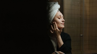 Skincare Malam Boleh Dipakai Jam 7? Begini Saran Dokter agar Hasilnya Optimal