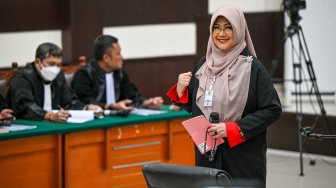 Terdakwa kasus dugaan fitnah dan pencemaran nama baik terkait keaslian ijazah Presiden ke-7 RI Joko Widodo, Tifauzia Tyassuma atau Dokter Tifa (kanan) menjalani sidang perdananya di Pengadilan Negeri Jakarta Timur, Jakarta, Kamis (2/7/2026). [ANTARA FOTO/Fauzan/bar]