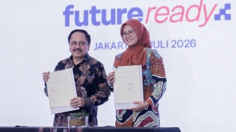 Direktur and Chief Regulatory Officer XLSmart Merza Fachys (kiri) dan Sekretaris Direktorat Jenderal Binalavotas Kementerian Ketenagakerjaan Memey Meirita Handayani (kanan) usai penandatanganan nota kesepahaman antara Kementerian Ketenagakerjaan dengan XLSmart di Kantor XLSmart Tower, Jakarta, Kamis (2/7/2026). [Suara.com/Alfian Winanto]