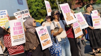 'Daripada Liburan Mending Melawan', Ibu-ibu di Jogja Geruduk Bundaran UGM Gugat Kebijakan Korup