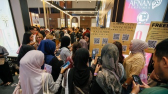 Pengunjung memilih produk kecantikan saat Pameran Jakarta X Beauty di Jakarta International Convention Center (JICC), Senayan, Jakarta, Jumat (3/7/2026). [Suara.com/Alfian Winanto]