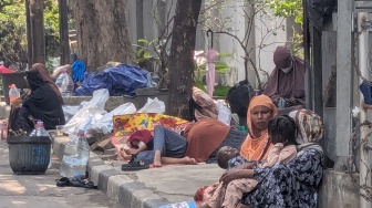 Sehari Ditertibkan, Puluhan Pengungsi UNHCR Masih Bertahan di Trotoar Kuningan
