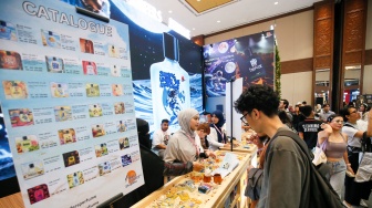 Pengunjung memilih produk kecantikan saat Pameran Jakarta X Beauty di Jakarta International Convention Center (JICC), Senayan, Jakarta, Jumat (3/7/2026). [Suara.com/Alfian Winanto]