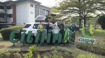 Apresiasi Pelanggan Setia, Citilink Serahkan Hadiah Mobil Hybrid dan Tiket Gratis