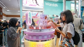 Pengunjung memilih produk kecantikan saat Pameran Jakarta X Beauty di Jakarta International Convention Center (JICC), Senayan, Jakarta, Jumat (3/7/2026). [Suara.com/Alfian Winanto]