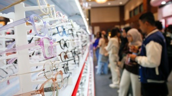 Pengunjung memilih produk kecantikan saat Pameran Jakarta X Beauty di Jakarta International Convention Center (JICC), Senayan, Jakarta, Jumat (3/7/2026). [Suara.com/Alfian Winanto]