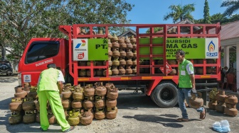 Petugas menata elpiji 3 kilogram saat operasi pasar elpiji di Kendari, Sulawesi Tenggara, Kamis (2/7/2026). [ANTARA FOTO/ Andry Denisah/bar]