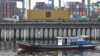 Truk mengangkut peti kemas melintas di Dermaga Pelabuhan Tanjung Priok, Jakarta, Kamis (2/7/2026). [ANTARA FOTO/M Risyal Hidayat/nym]