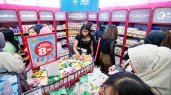 Pengunjung memilih produk kecantikan saat Pameran Jakarta X Beauty di Jakarta International Convention Center (JICC), Senayan, Jakarta, Jumat (3/7/2026). [Suara.com/Alfian Winanto]