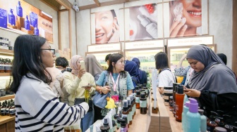 Pengunjung memilih produk kecantikan saat Pameran Jakarta X Beauty di Jakarta International Convention Center (JICC), Senayan, Jakarta, Jumat (3/7/2026). [Suara.com/Alfian Winanto]