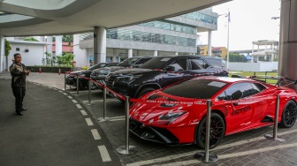 Pekerja mengamati mobil sitaan penyidik Jaksa Agung Muda Bidang Tindak Pidana Khusus (Jampidsus) di Kejaksaan Agung, Jakarta, Jumat (3/7/2026). [ANTARA FOTO/Asprilla Dwi Adha/wsj]