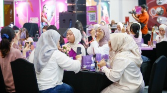 Pengunjung memilih produk kecantikan saat Pameran Jakarta X Beauty di Jakarta International Convention Center (JICC), Senayan, Jakarta, Jumat (3/7/2026). [Suara.com/Alfian Winanto]