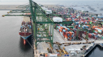 Foto udara bongkar muat peti kemas di Dermaga Pelabuhan Tanjung Priok, Jakarta, Kamis (2/7/2026). [ANTARA FOTO/M Risyal Hidayat/nym]
