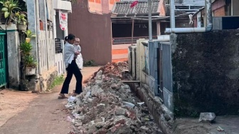 Warga Tangsel Menjerit! Proyek Galian di Pondok Aren Mangkrak Seminggu, Puing Tutup Akses Jalan