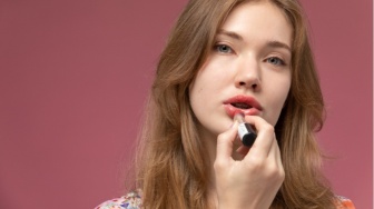 4 Lipstik dengan Jojoba Oil untuk Bibir Kering, Anti Crack saat Dipakai!