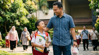 Bukan Sekadar Ambil Rapor, Kehadiran Ayah Ternyata Jadi Bekal Penting Anak Menyambut Sekolah