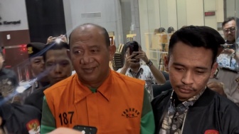 Kenakan Rompi Oranye KPK, Bupati Langkat Syah Afandin Bantah Sudah Tahu Ada OTT