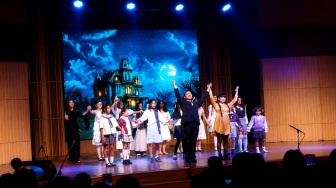 Anak-Anak CBI Hidupkan Drama Musikal The Addams Family, Bawa Standar Walt Disney