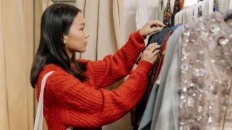 Berhenti Bebani Perempuan: Mengapa Masalah Fast Fashion Adalah Tanggung Jawab Bersama