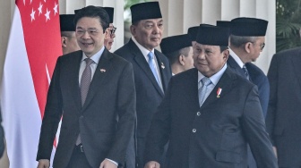Presiden Prabowo Subianto (kedua kiri) menyambut kedatangan Perdana Menteri (PM) Singapura Lawrence Wong (kiri) di Istana Merdeka, Jakarta, Senin (6/7/2026). [ANTARA FOTO/Galih Pradipta/hma/rwa]