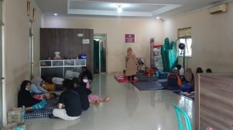 Kebakaran TPA Jatiwaringin Belum Usai, Asap Beracun Bikin Puluhan Warga Tak Berani Pulang