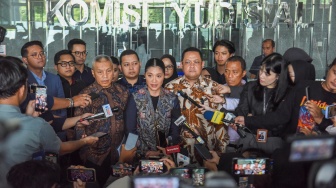 Istri Nadiem Makarim Franka Franklin (tengah) didampingi tim kuasa hukum Nadiem Makarim memberikan keterangan kepada wartawan usai melaporkan empat hakim yang mengadili perkara korupsi pengadaan laptop berbasis Chromebook ke Komisi Yudisial (KY) di Jakarta, Senin (6/7/2026). [ANTARA FOTO/Indrianto Eko Suwarso/nz]