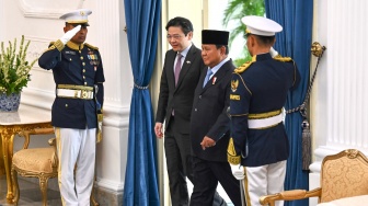 Presiden Prabowo Subianto (kedua kanan) berjalan bersama Perdana Menteri Singapura Lawrence Wong (kedua kiri) saat kunjungan resmi untuk menghadiri Leaders Retreat di Istana Merdeka, Jakarta, Senin (6/7/2026).  [ANTARA FOTO/Galih Pradipta/hma/rwa]