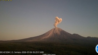 Gunung Semeru Erupsi 1 Kilometer, Pemkab Lumajang Ingatkan Bahaya Material Vulkanik yang Masih Panas