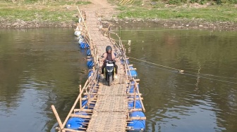 Pakai Hasil Iuran Warga, Jembatan Sasak Diatas Sungai Bengawan Solo Kembali Dibuat