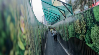 Bikin Pangling, Trotoar Darurat MRT Bundaran HI Disulap Jadi Taman Labirin