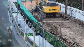Warga berjalan menyusuri jalur pedestrian darurat di kawasan Bundaran HI, Jakarta, Senin (6/7/2026). [Suara.com/Alfian Winanto]