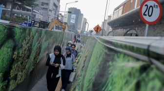 Warga berjalan menyusuri jalur pedestrian darurat di kawasan Bundaran HI, Jakarta, Senin (6/7/2026). [Suara.com/Alfian Winanto]
