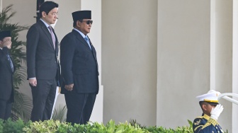 Presiden Prabowo Subianto (kedua kiri) menyambut kedatangan Perdana Menteri (PM) Singapura Lawrence Wong (kiri) di Istana Merdeka, Jakarta, Senin (6/7/2026). [Suara.com/Alfian Winanto]
