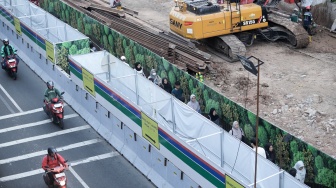 Warga berjalan menyusuri jalur pedestrian darurat di kawasan Bundaran HI, Jakarta, Senin (6/7/2026). [Suara.com/Alfian Winanto]