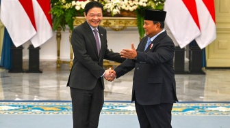 Presiden Prabowo Subianto (kanan) berjabat tangan dengan Perdana Menteri Singapura Lawrence Wong (kiri) saat kunjungan resmi untuk menghadiri Leaders Retreat di Istana Merdeka, Jakarta, Senin (6/7/2026). [ANTARA FOTO/Galih Pradipta/hma/rwa]