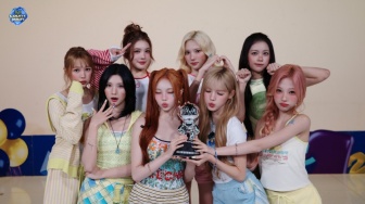 Selamat! Hearts2Hearts Raih Trofi Pertama Lagu Lemon Tang di M Countdown