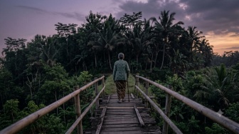 (Bukan) Mbah Saripah yang Menyeberang Jembatan