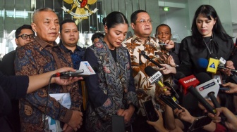 Istri Nadiem Makarim Franka Franklin (tengah) didampingi tim kuasa hukum Nadiem Makarim memberikan keterangan kepada wartawan usai melaporkan empat hakim yang mengadili perkara korupsi pengadaan laptop berbasis Chromebook ke Komisi Yudisial (KY) di Jakarta, Senin (6/7/2026). [ANTARA FOTO/Indrianto Eko Suwarso/nz]

