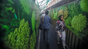 Warga berjalan menyusuri jalur pedestrian darurat di kawasan Bundaran HI, Jakarta, Senin (6/7/2026). [Suara.com/Alfian Winanto]