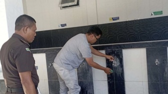 Ayah Penelantar Anak di Aceh Dihukum Bersihkan Masjid 100 Jam