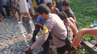 Duduk Santai di Rel, Wanita 55 Tahun Tewas Tertabrak Kereta Api di Medan