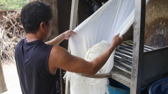 Pekerja menyelesaikan pembuatan tahu di Pabrik Rumahan kawasan Mampang, Jakarta, Selasa (7/7/2026). [Suara.com/Alfian Winanto]