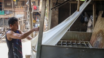 Pekerja menyelesaikan pembuatan tahu di Pabrik Rumahan kawasan Mampang, Jakarta, Selasa (7/7/2026). [Suara.com/Alfian Winanto]