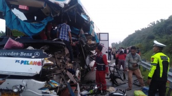 Kecelakaan Bus Pelangi vs Truk, Balita dan Lansia Tewas di Tol Pekanbaru-Dumai