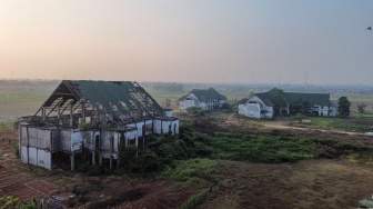 Foto udara suasana bangunan Gedung Islamic Centre yang terbengkalai di Tambun Utara, Kabupaten Bekasi, Jawa Barat, Senin (6/7/2026). [ANTARA FOTO/Darryl Ramadhan/wsj]