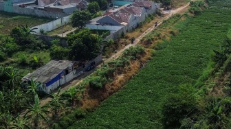 Foto udara tanaman eceng gondok yang memenuhi Kali Blencong di Tarumajaya, Kabupaten Bekasi, Jawa Barat, Senin (6/7/2026). [ANTARA FOTO/Darryl Ramadhan/nz]