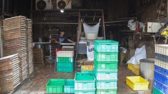 Pekerja menyelesaikan pembuatan tahu di Pabrik Rumahan kawasan Mampang, Jakarta, Selasa (7/7/2026). [Suara.com/Alfian Winanto]