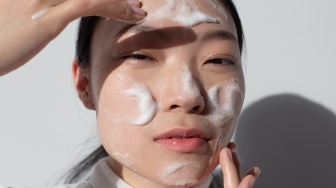 Apa Bedanya Facial Foam dan Facial Wash? Ini Manfaat untuk Jenis Kulit