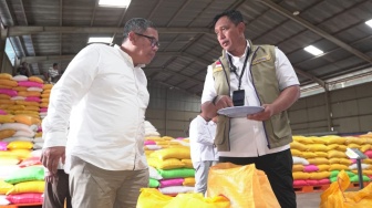 BULOG Gerak Cepat Tindaklanjuti Masukan Masyarakat, Direktur Operasi Tinjau Gudang Karawang