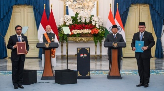 Presiden Prabowo Subianto (kedua kanan) dan Perdana Menteri India Narendra Modi (kedua kiri) menyaksikan Kepala BRIN Arif Satria (kanan) dan Sekjen Kementerian Luar Negeri India Shri Vikram Misri (kiri) saat penyerahan nota kesepahaman dalam kunjungan kenegaraan di Istana Merdeka, Jakarta, Selasa (7/7/2026). [ANTARA FOTO/Galih Pradipta/bay/YU]